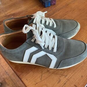 The Root Collective smoke Jessie sneaker - size 8 - TRC